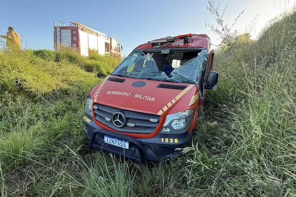 Ambulância dos bombeiros de Rosário do Sul fica destruída em acidente envolvendo carro e ônibus na ERS-223