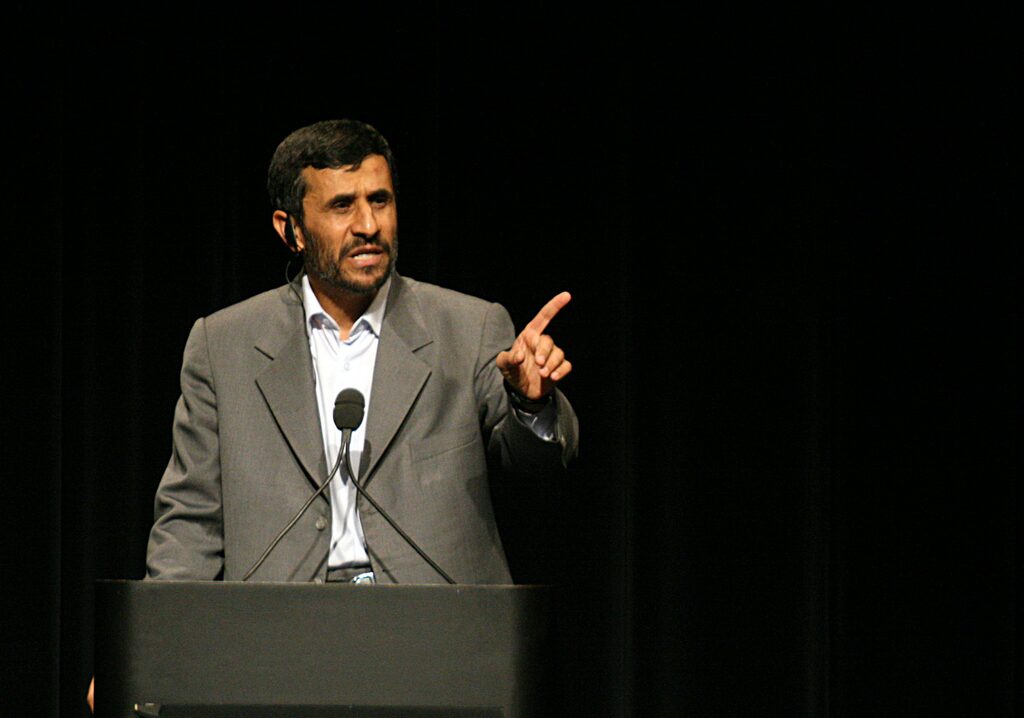 título imagem Bombardeio a Teerã mata ex-presidente iraniano Mahmoud Ahmadinejad