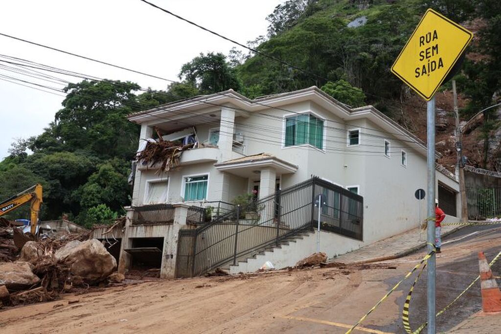 Sobe para 72 o número de mortos nas chuvas em Minas Gerais