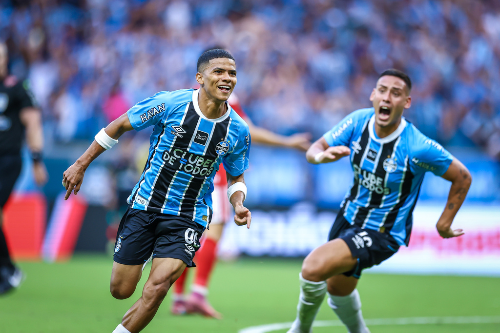 Grêmio goleia o Inter na Arena no jogo de ida da final do Gauchão