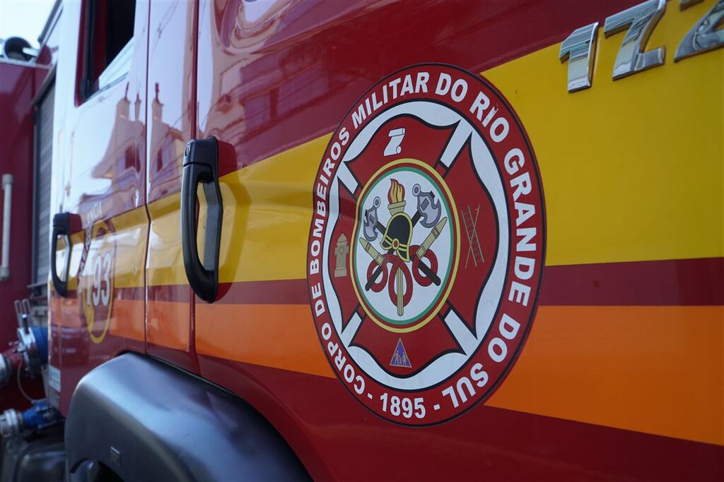 Carro é incendiado em frente à residência no Bairro Noal, em Santa Maria