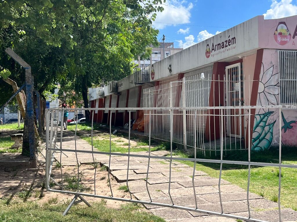 Grades são instaladas na Praça do Brahma antes da 7° Calourada da Gare