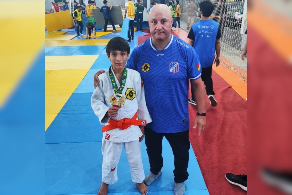 Foto: Arquivo pessoal - Marcelo da Silva Martins exibe a medalha de campeão ao lado do professor Everton Simões
