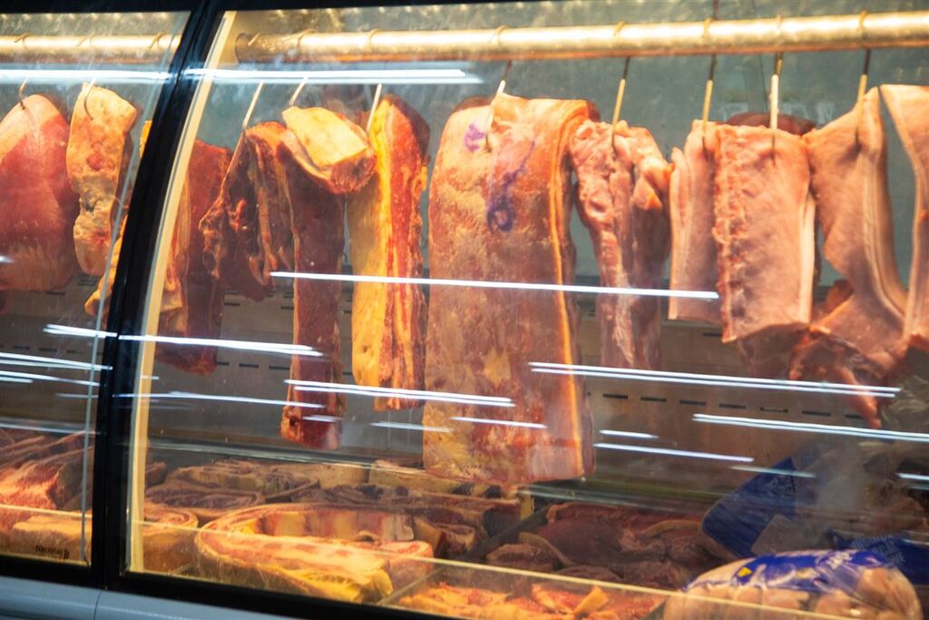 Camarão, costela e fraldinha: homem é preso após furtar produtos avaliados em R$ 600 de supermercado