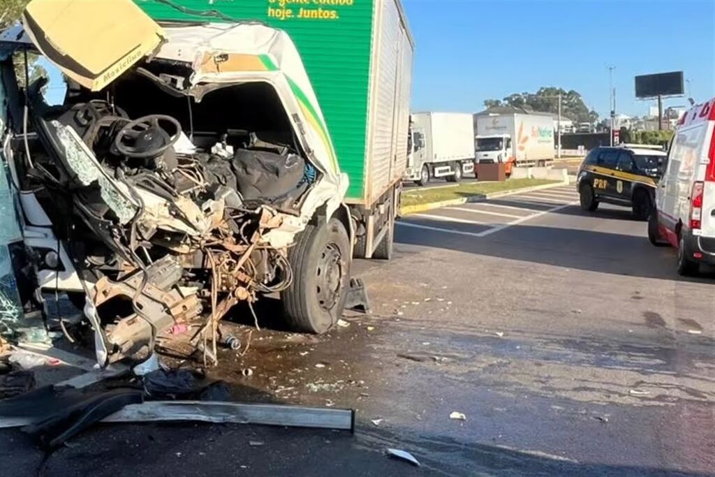 Motorista de Nova Palma fica ferido após colisão entre caminhões na BR-470, na Serra Gaúcha