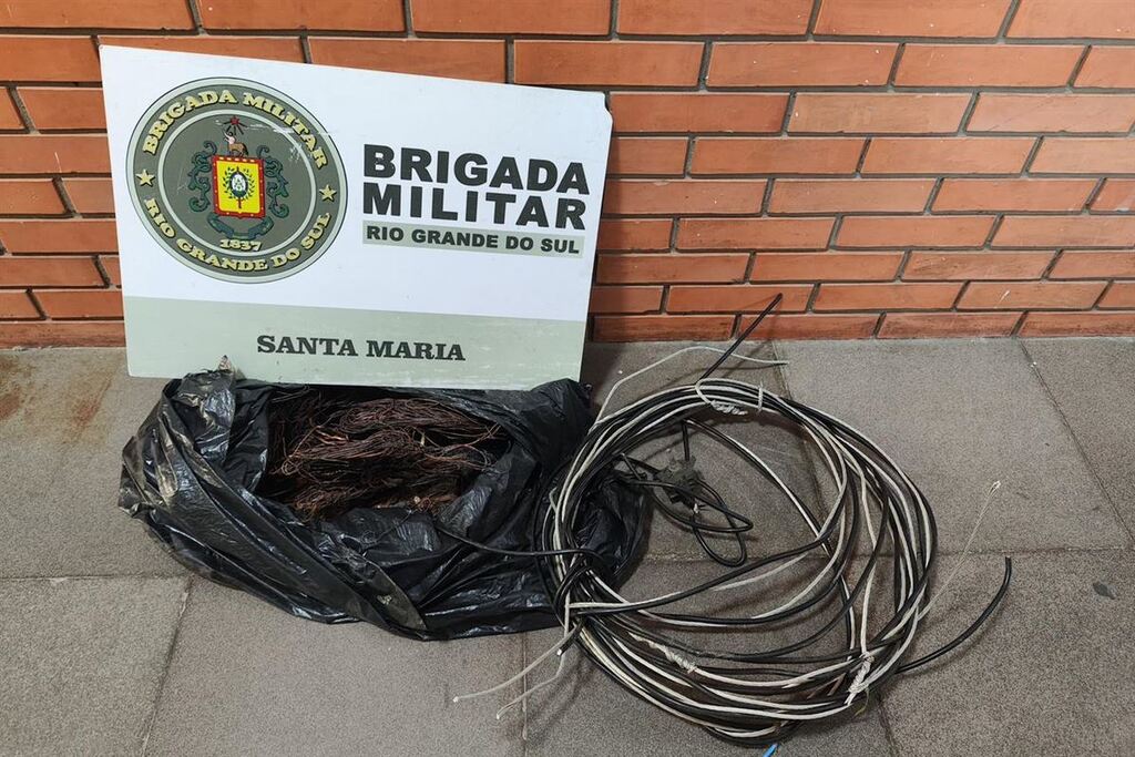 Foto: Brigada Militar (Divulgação) - Durante a Operção de fiscalização as equipes encontraram cerca de quatro quilos de fios de cobre queimados, além de uma bicicleta cuja procedência não foi comprovada pelo responsável do local.