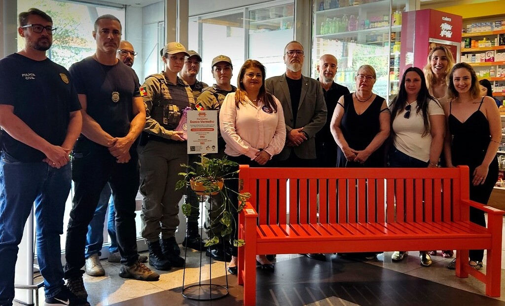 Oitavo banco vermelho é inaugurado em Santa Maria