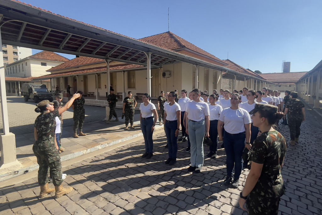 Pioneiras no Exército: primeira turma feminina de soldados inicia serviço militar em Santa Maria