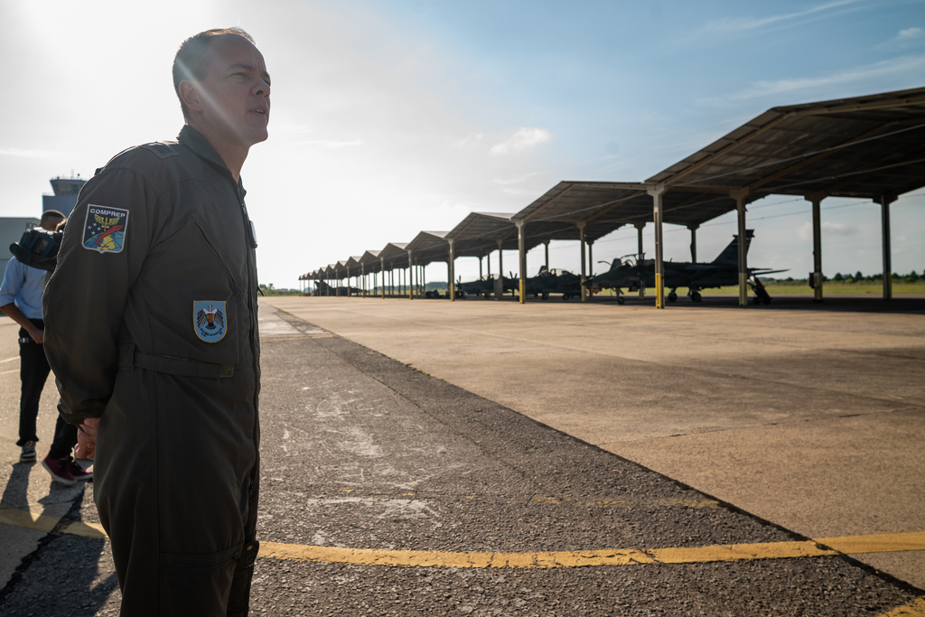 Foto: Vinicius Becker (Diário) - Comandante esclarece sobre o processo de reforço da pista