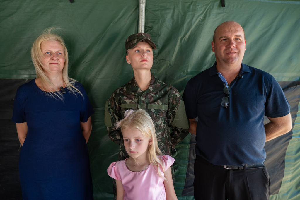  - Heloísa, os pais e a irmã comemoraram o ingresso no serviço militar