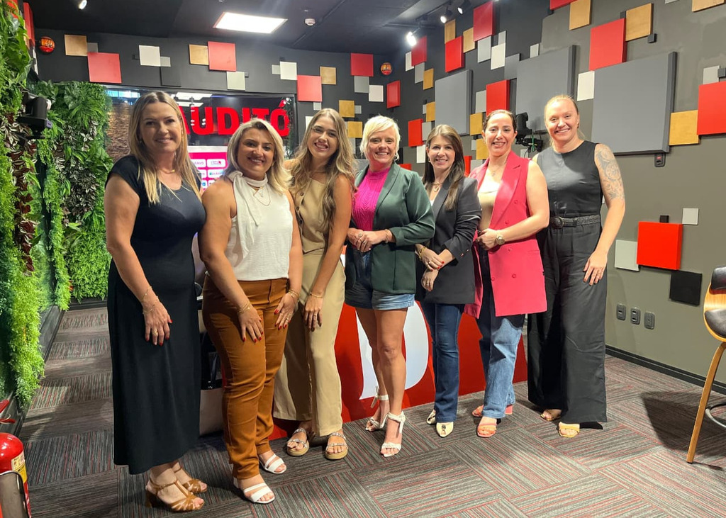 Galeria de imagens: EDIÇÃO 03: Na esq. Giovana Barcelos, Patricia Delcort, Natália Almeida, Fabiana Sparremberger (ao meio), Suséli Vidal, Danusa Passini, Jaquieli de Souza