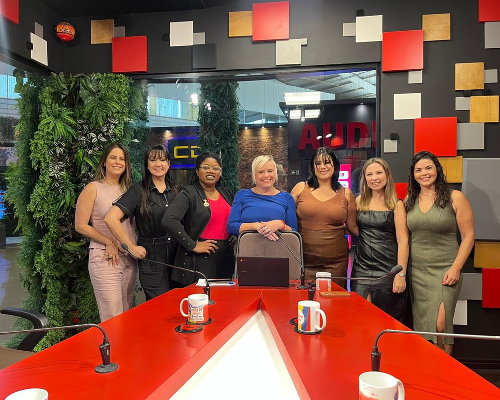 Galeria de imagens: EDIÇÃO 02: Na esq. Fabieli Sanfelice, Sandra Ávila, Arianne Lima, Fabiana Sparremberger (ao meio), Carla Matos, Bianca Ferrigolo, Katia Ruviaro.