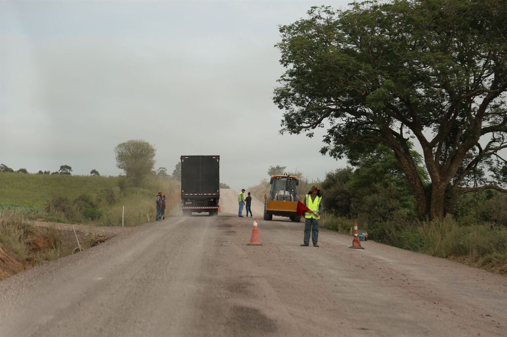 título imagem Estrada de Santa Flora recebe asfalto e terá nova etapa de pavimentação anunciada