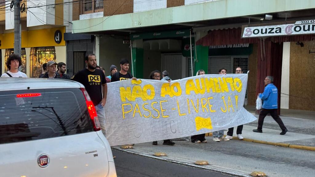Com novo valor da tarifa em vigor, estudantes bloqueiam ônibus na manhã desta segunda em Santa Maria
