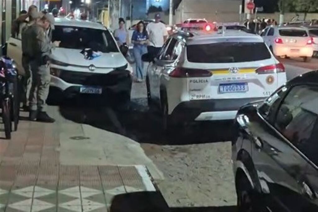 Condutora é detida após invadir calçada e atingir quatro pessoas, duas delas crianças, no centro de São Gabriel