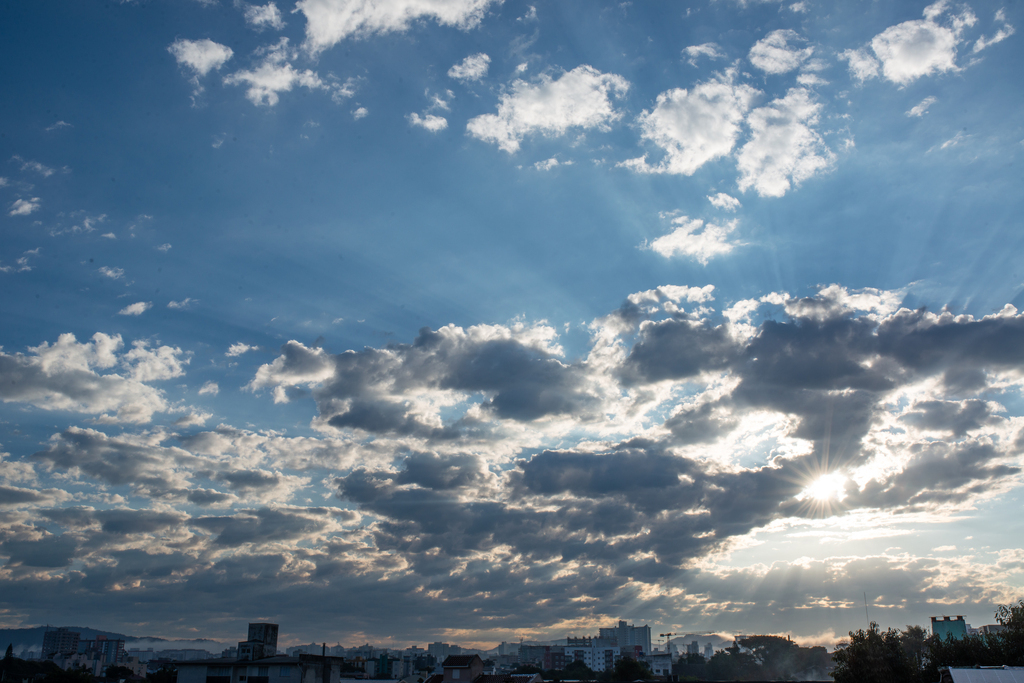 Semana começa com temperaturas mais amenas e sol entre nuvens em Santa Maria