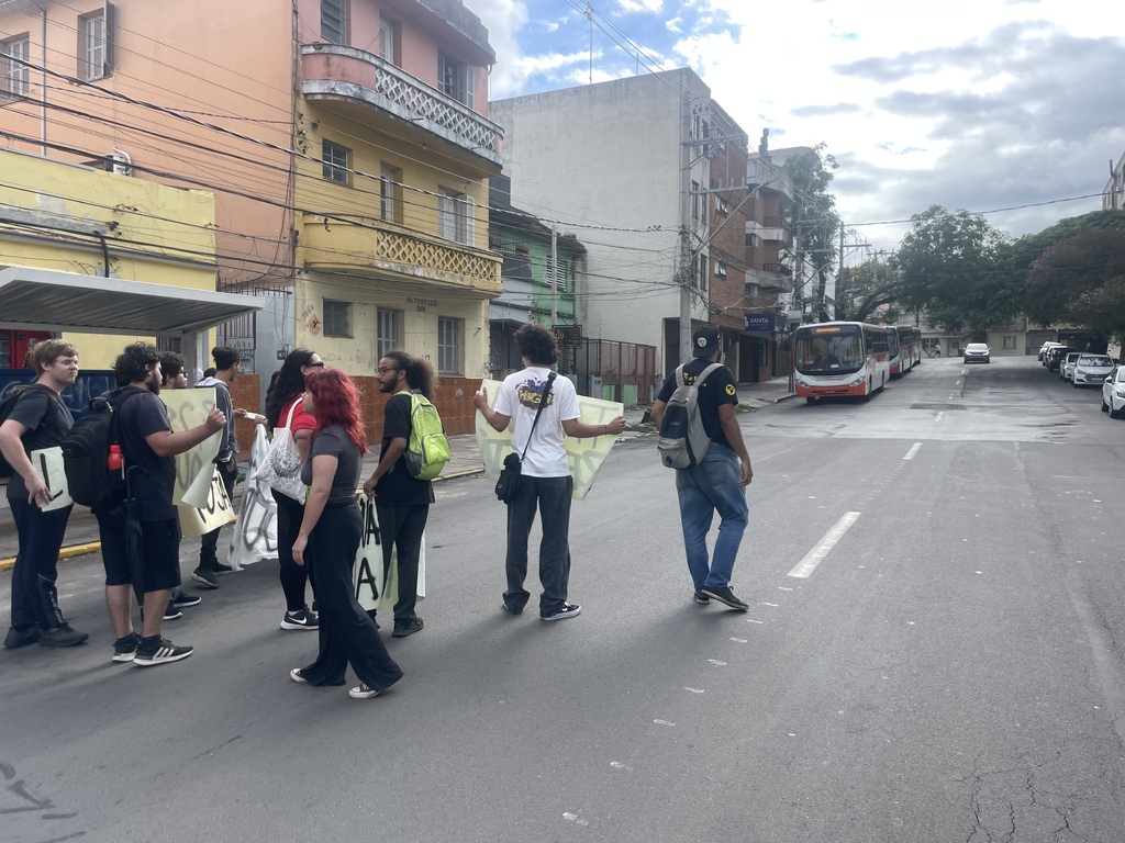 Bloqueios por estudantes na Acampamento e Vale Machado são liberados e ônibus voltam a circular