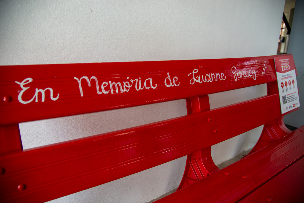 título imagem Banco Vermelho é inaugurado no Centro de Educação da UFSM em memória da estudante Luanne Garcez da Silva