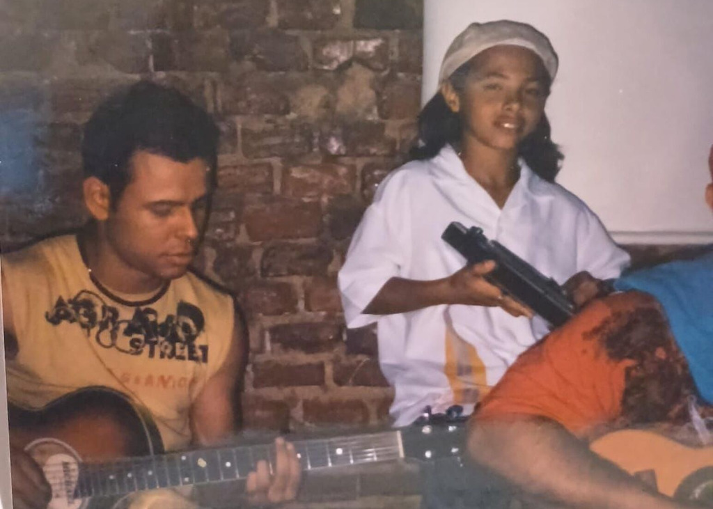 Galeria de imagens: O cantor está envolvido com música desde pequeno. Na foto, junto com ele, está Paulo Renato, seu violonista até os dias atuais.