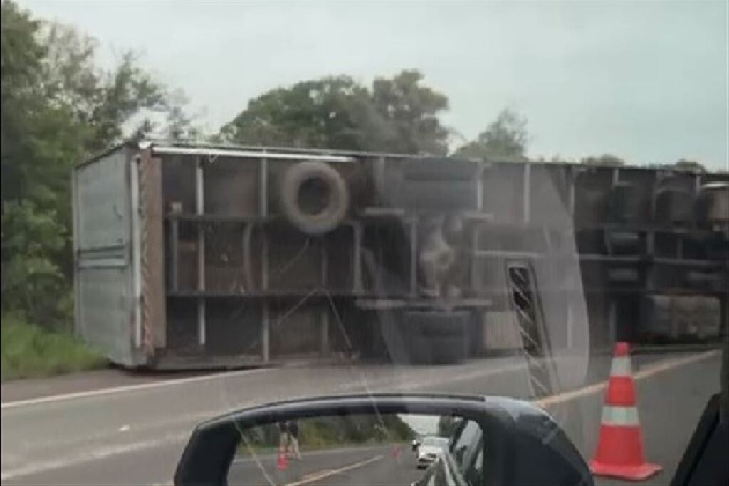 Carreta tomba na BR-287 entre São Pedro do Sul e São Vicente do Sul e deixa trânsito em meia pista
