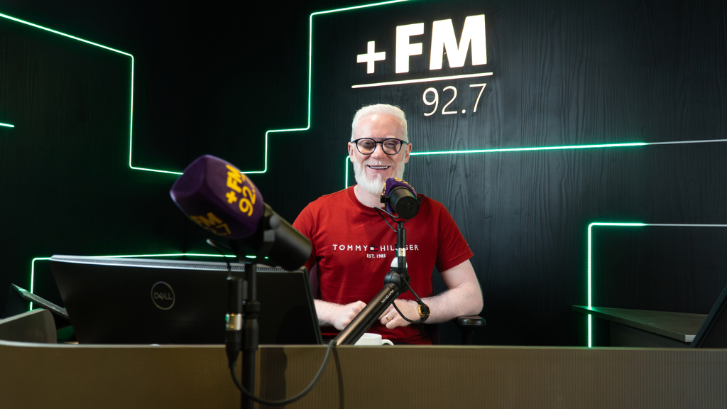 Quem são os profissionais por trás das vozes: Albino leva música e interação ao “Mais Pedidas” da  +FM