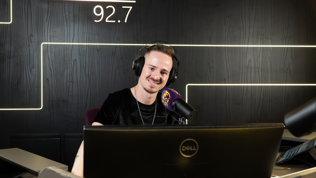 título imagem Quem são os profissionais por trás das vozes: Artur Costa apresenta o programa Vibe da Noite na +FM