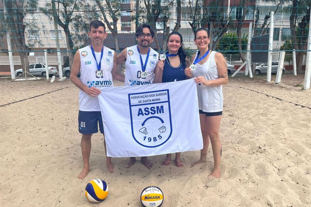 Foto: ASSM (Divulgação) - Álvaro Alcoba (a partir da esquerda), Luiz Fernando Simões, Stéfani Borges e Dani Netto foram destaque no vôlei
