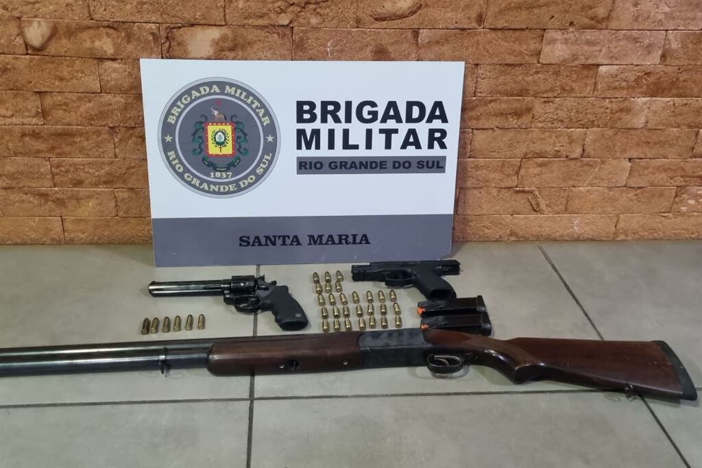 Armas e munições são apreendidas e homem é preso pela Brigada Militar em Santa Maria