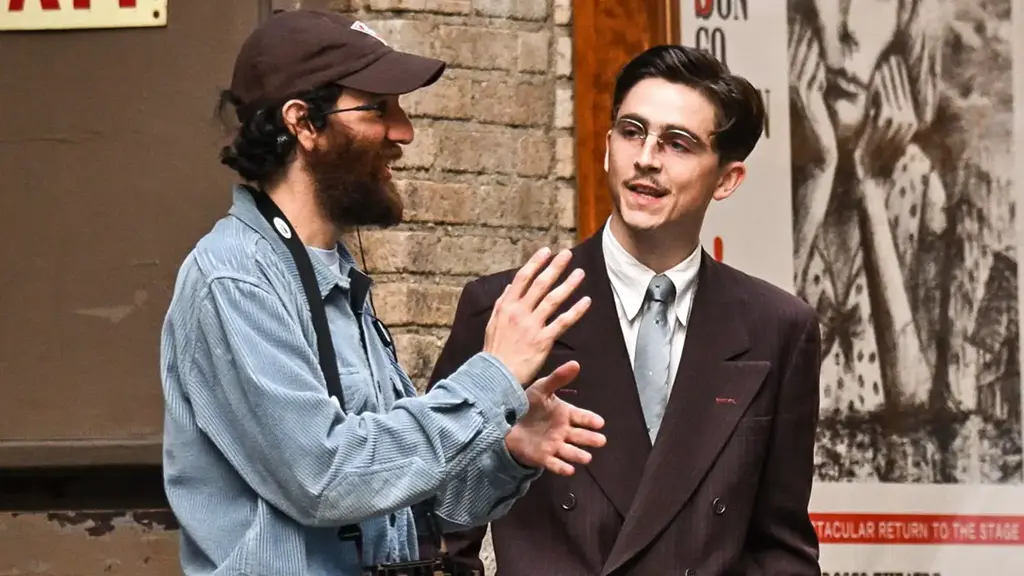 Josh Safdie e Chalamet nos bastidores de 