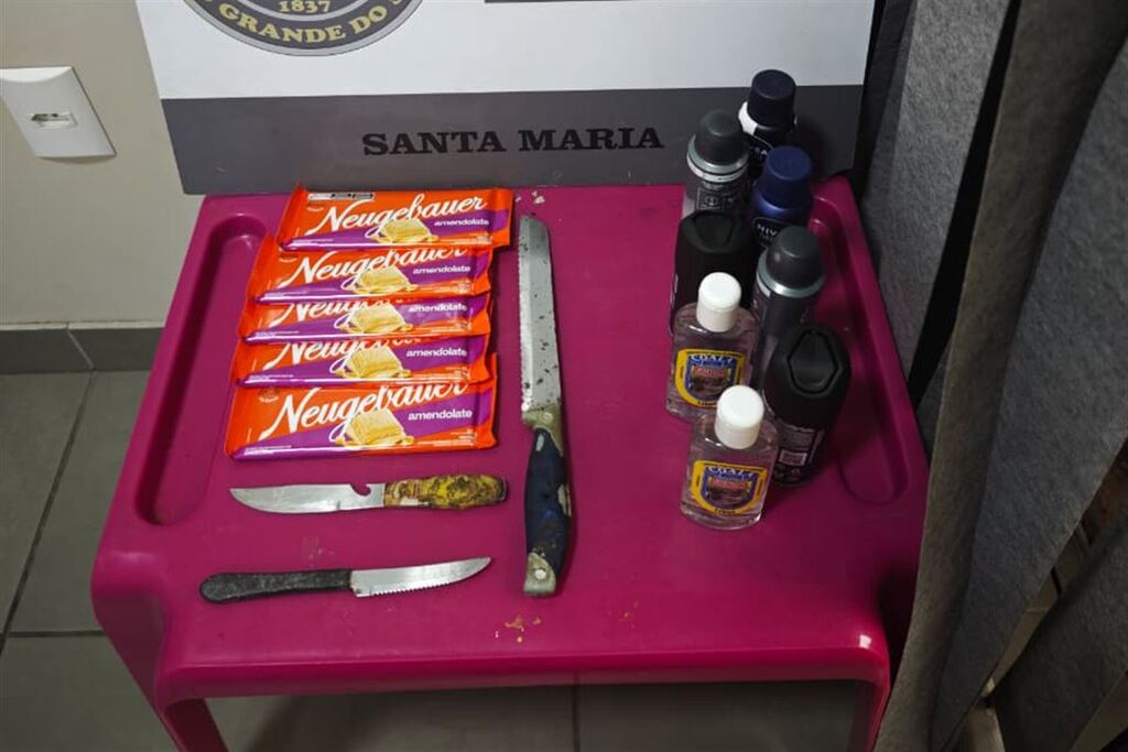Dois homens são presos após roubo de chocolates e perfumes de supermercado em Santa Maria