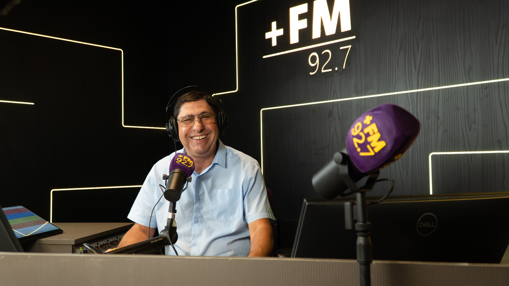 Quem são os profissionais por trás das vozes: Dinarte Lopes integra a +FM nos sábados com 