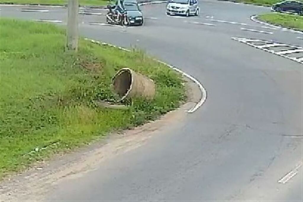 título imagem Motociclista fica ferido após colisão com carro em trecho da RSC-287; motorista fugiu sem prestar socorro