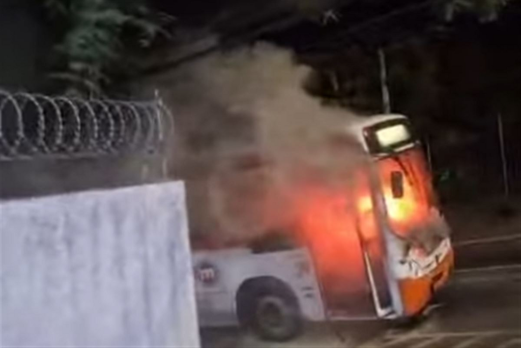 título imagem Ônibus do transporte coletivo pega fogo em Santa Maria