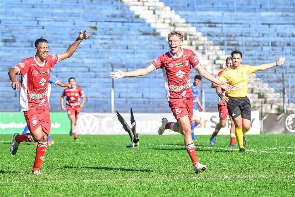 Foto: Renata Medina (Inter-SM) - Jogadores do Inter-SM comemoram um dos gols marcados diante do Aimoré no sábado (14)