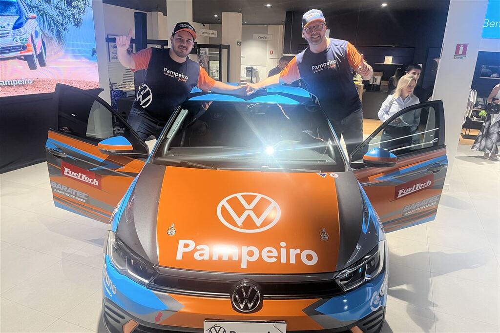 Foto: Gilson Alves - Equipe da Pampeiro Rally tem o piloto Rubens Tatit (à direita) e o navegador Mateus Perin