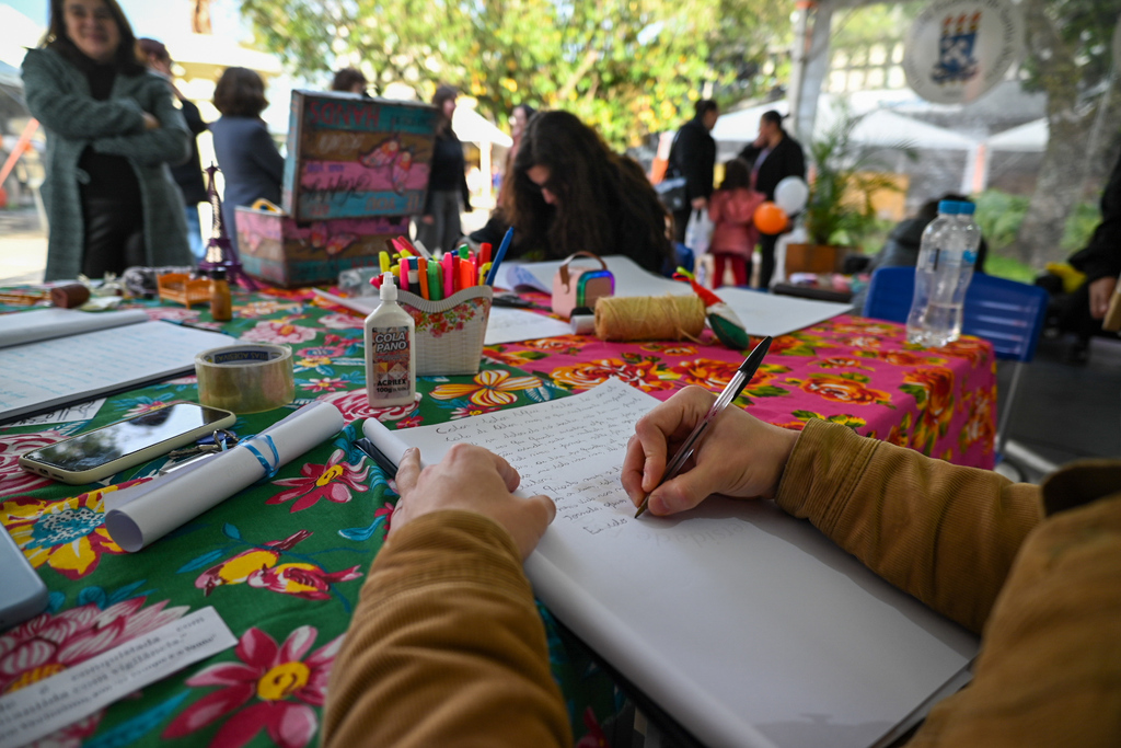 título imagem Projeto da UFSM leva oficinas gratuitas de escrita e quadrinhos à Biblioteca Municipal a partir desta terça