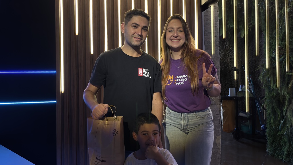 Motorista ganha primeiro brinde da +FM no dia do aniversário e conhece estúdios da nova rádio