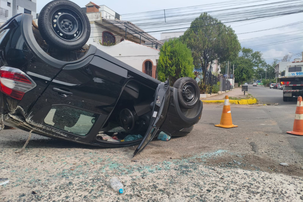 Acidente com capotamento deixa dois feridos no Bairro Camobi em Santa Maria