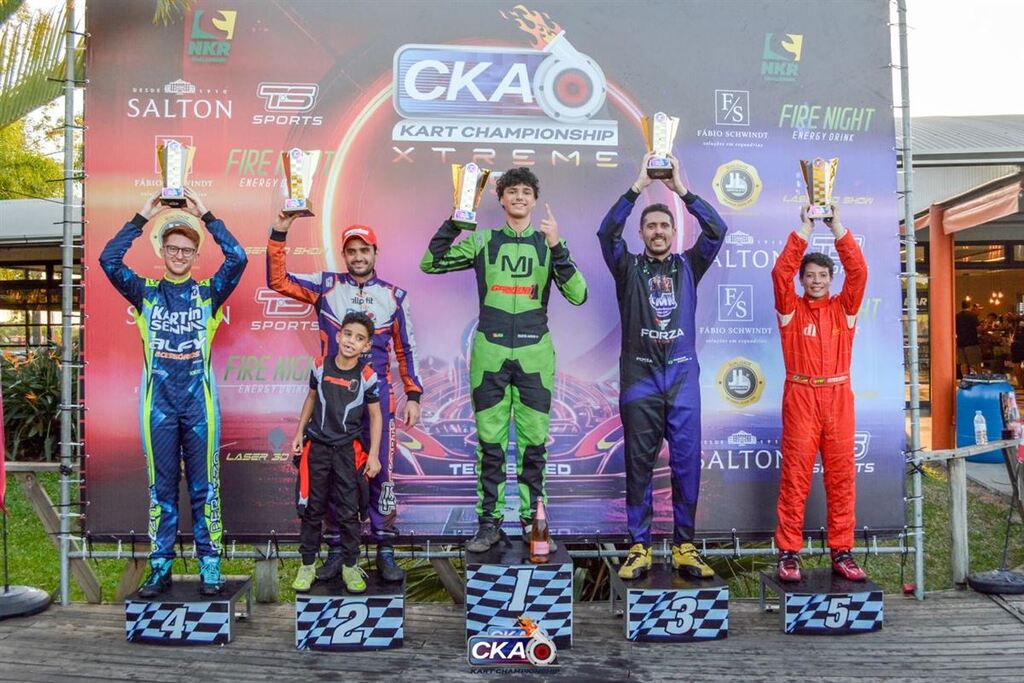 Foto: Rafael Pierre - Martín Jardim (de uniforme preto e verde) sobe ao lugar mais alto do pódio