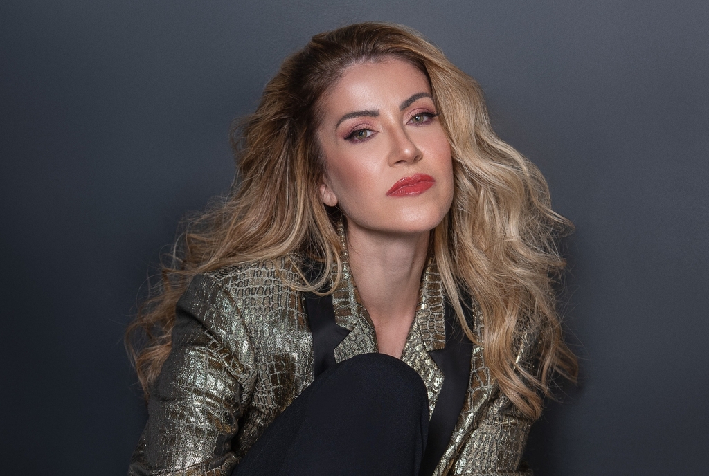 título imagem Cantora santa-mariense Alessandra Verney leva tributo acústico a Lady Gaga em Copacabana