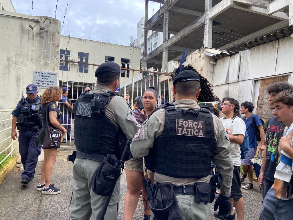 Limite de acesso à Câmara impede entrada de estudantes e provoca manifestação em Santa Maria