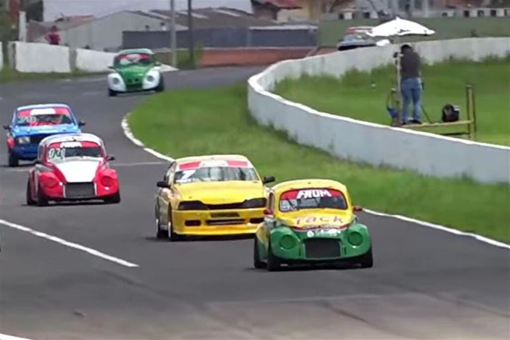 Foto: Reprodução - Fusca verde e amarelo é pilotado por santa-mariense