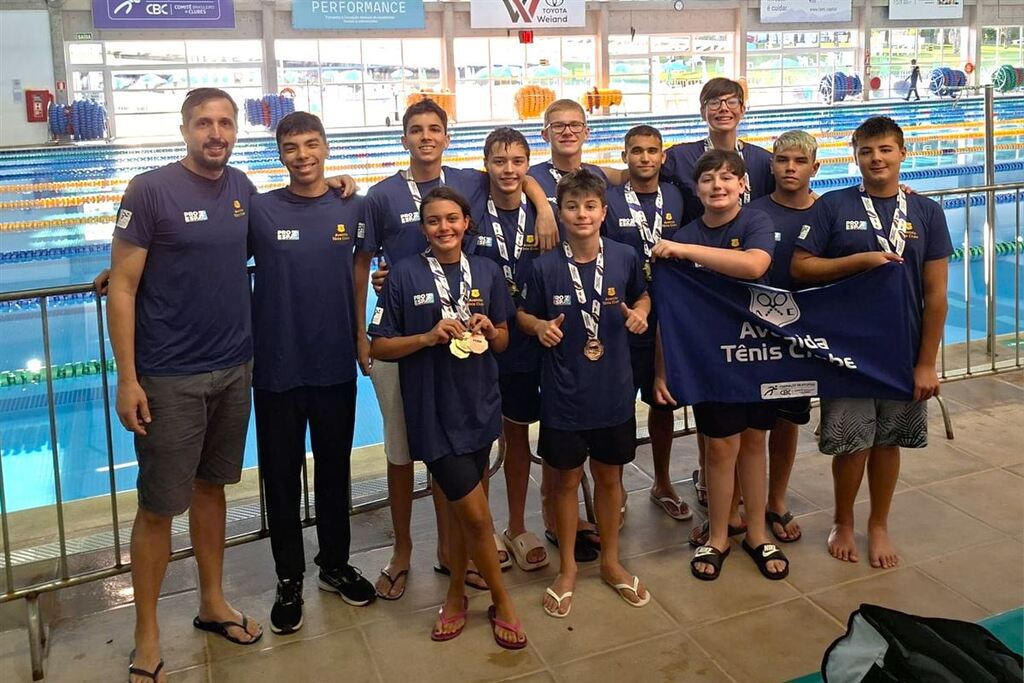 Foto: Bruno Kurtz - Nadadores do Avenida Tênis Clube garantiram cinco medalhas de ouro, cinco de prata e seis de bronze