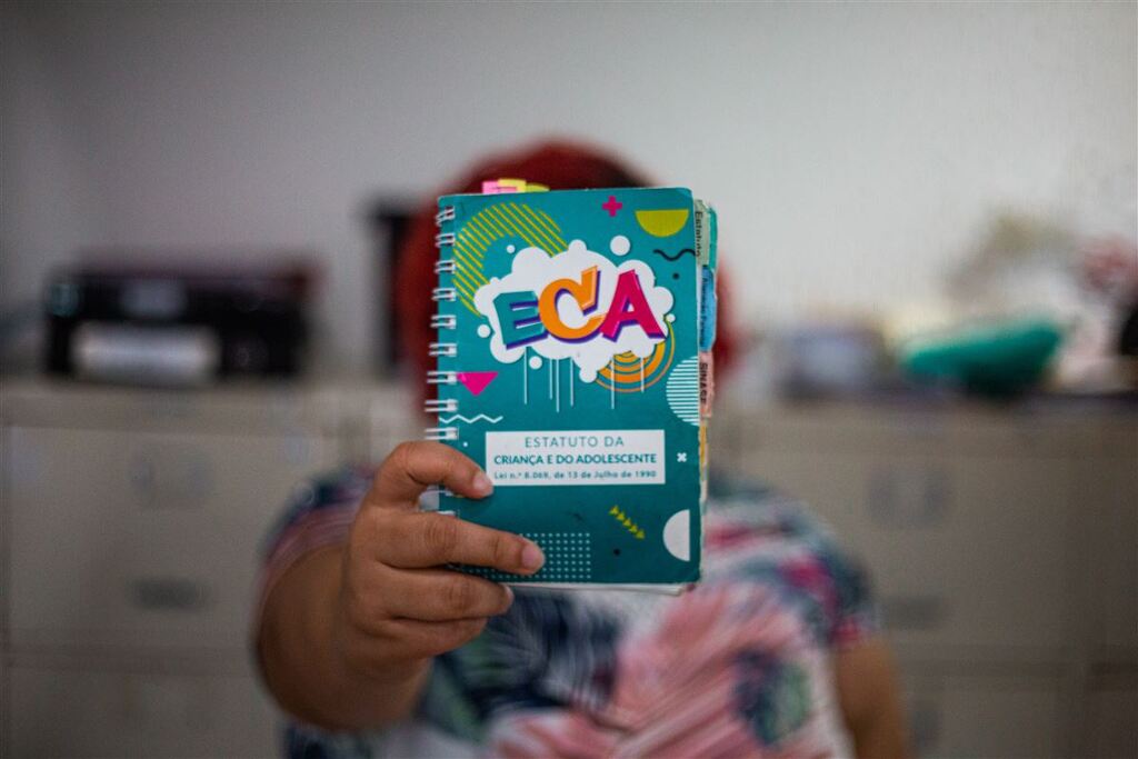 Nova lei impõe limites a redes sociais, jogos e aplicativos para crianças e adolescentes