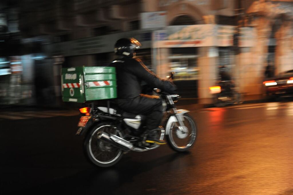 Xis, refrigerante e maionese: entregador tem pedido roubado após ser ameaçado com faca em Santa Maria