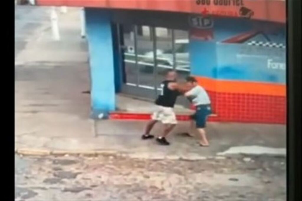 Foto: reprodução - Imagens de câmera de segurança mostram ataque, cuja motivação é desconhecida