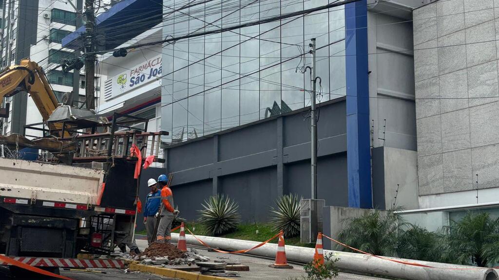 Troca de postes causa congestionamento na Rua General Neto, em Santa Maria