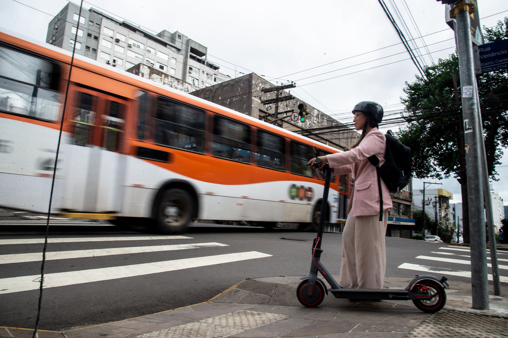 Compactos, econômicos e cada vez mais presentes: o avanço dos autopropelidos nas ruas de Santa Maria levanta dúvidas sobre regras e uso