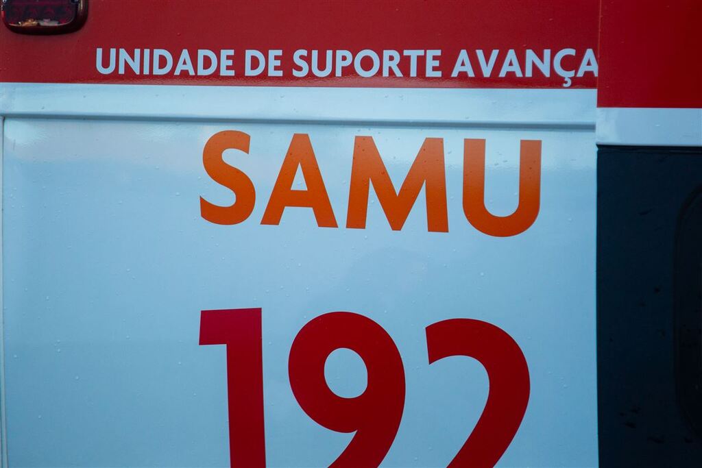 Motociclista e pedestre ficam feridos após atropelamento em Restinga Sêca