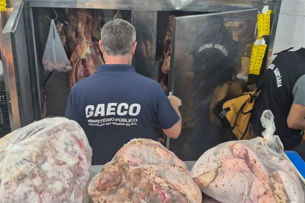 Foto: MPRS (Divulgação) - Em um frigorífico vistoriado, os agentes apreenderam 1,1 tonelada de carne sem qualquer tipo de inspeção sanitária, que estava sendo distribuída a mercados do município.